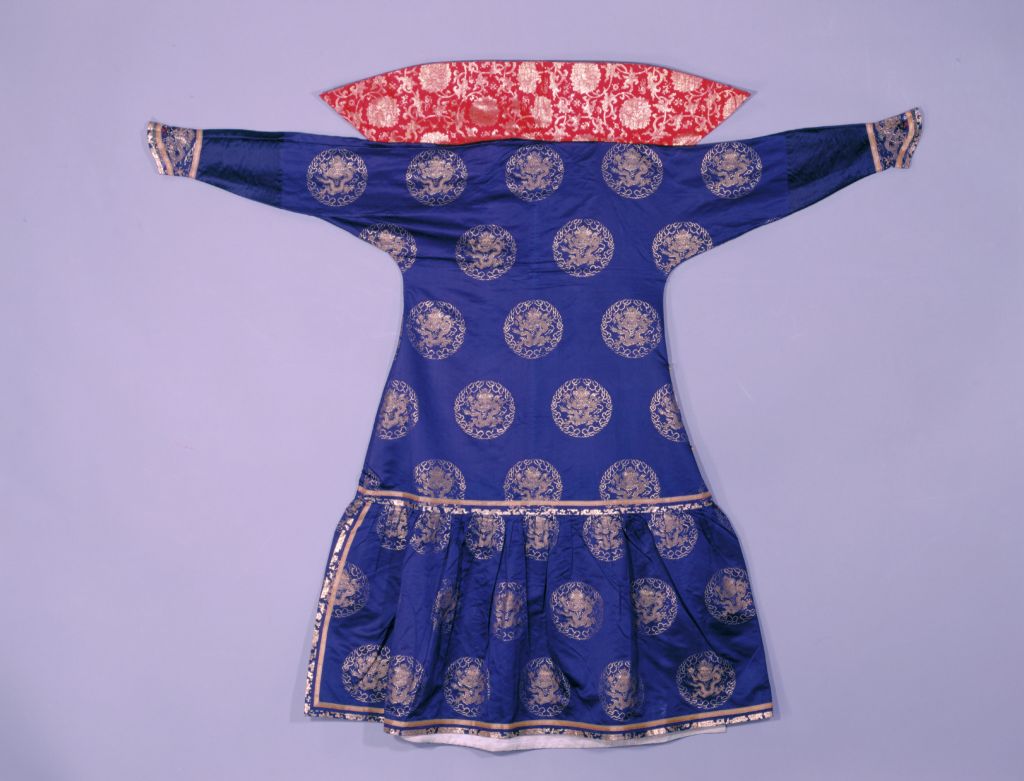 图片[2]-Blue satin gold woven dragon pattern style robe-China Archive